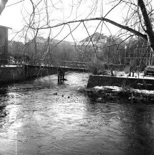Trave: Zusammenfluss mit Beste: links Brücke zwischen Heiliggeistviertel und Alten Friedhof: hinten Pkws und Häuser: Winter