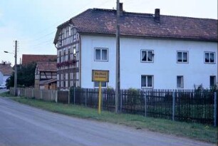 Ortseingang und Häuser, Zäune