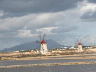 Salinen bei Trapani mit Wíndmühlen zur Salzgewinnung aus dem Meer