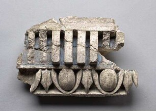 Fragment eines ionischen Gebälks aus farbigem Stuck mit Zahnschnitt und Eierstab