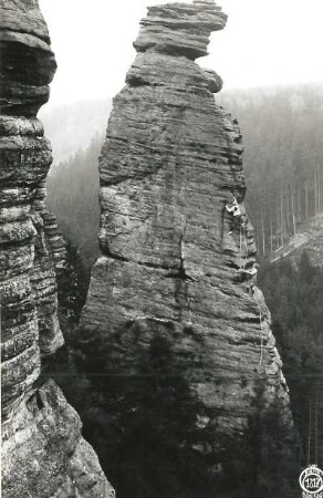 Sächsische Schweiz, Bielatal. Spannagelturm. Seilschaft Carl Rau an der Nordwestkante (Perrykante, VIIb [VIIc])