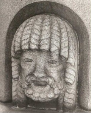 Grabmal für den Regisseur Karel Hugo Hilar : Grabmal für den Regisseur Karel Hugo Hilar. Sandstein. Detail: Maske. Prag-Vinohrady, Friedhof Vinohrady