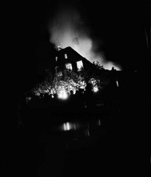 Langenjahren: Brand: Wohn- und Wirtschaftsgebäude von Landwirt Theophil Balkon: brennendes Gebäude: Nacht: im Vordergrund Feuerwehrmänner und Zuschauer