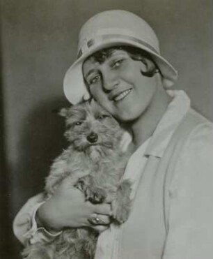 Bildnis der Kammersängerin Elisabeth Rethberg mit Hund