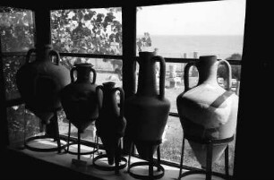 Mangalia: Tongefäße am Fenster des Museums, Hellenistische Amphoren