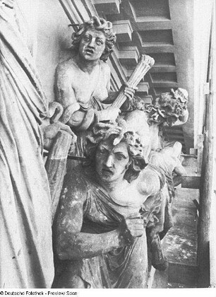 Nordgiebel des Königlichen Hoftheaters in Dresden : Rietschel, Ernst. Nordgiebel des Königlichen Hoftheaters Dresden. Sandstein. Dresden, 1839/1841. Detail: Drei Erinyen. Bautzen, Altes Stadttheater, Mittelrisalit, Rietschel-Giebel