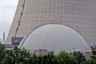 Atomkraftwerk AKW Isar. Kühlturm und Reaktor. Symbole für Energie, Technik...