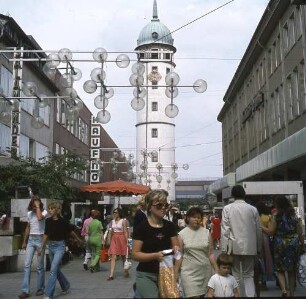 Darmstadt. Fußgängerzone. Blick zum Weissen Turm (um 1330 erbaut)