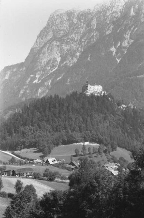 Siedlung : Siedlung in einem Tal am Fuße eines Bergmassivs.