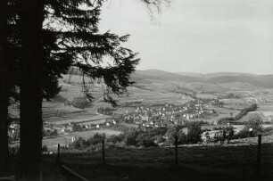 Schmalkalden-Weidebrunn, Stadtansicht : Schmalkalden-Stadtteil Weidebrunn. Stadtteilansicht von der Queste nach Norden zum Südabfall des Thüringer Waldes mit Inselsberg
