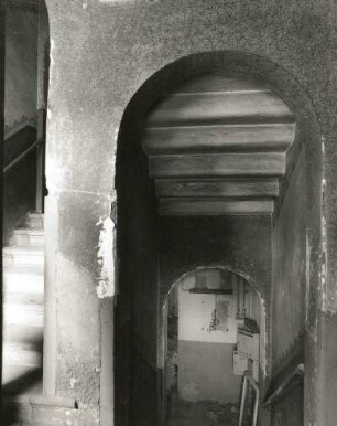 Chemnitz, Augustusburger Straße 181. Wohnhaus mit Laden. Treppenhaus, Blick vom Zwischenpodest ins Erdgeschoss