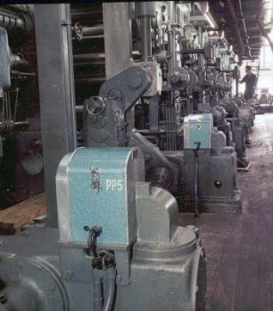 Arbeiter an der Großen Rolle im Druckhaus Einheit