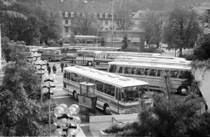 Freiburg: Omnibusse auf dem Karlsplatz, vom Hotel Stadt Freiburg