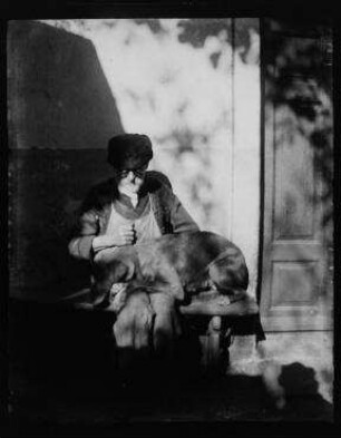 Ohne Titel (Johann Traugott Zille im Arbeitskittel mit Hund)