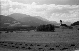 Frasdorf: St. Florian Kirche, Hintergrund Berge