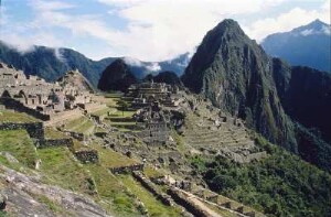Peru. Ruinen der Inkafestung Machu Picchu mit Bergspitze des Huayana Picchu