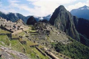 Peru. Ruinen der Inkafestung Machu Picchu mit Bergspitze des Huayana Picchu