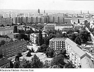 Dresden. Panorama-Aufnahme 2 vom Baukran am Fetscherplatz. Wohnbebauung zwischen Stübelallee und Striesener Straße. Blick über St.-Joseph-Stift und Straßburger Platz nach Westen gegen Türme von Rathaus, Kreukirche, Schloß und Kathedrale