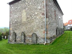Diemerode-(Evangelische Kirche) - Langhaus von Ostnordosten über Kirchhof mit Werksteinen im Mauersteinverband sowie aufgestellten Grabsteinen (aus ehemaligem Kirchhof)