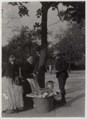 Ohne Titel (Brezelverkauf, Hans Zille als Käufer, möglicherweise im Tiergarten)