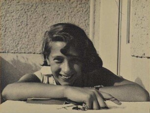 Tanja Jasny, die Schwester der Fotografin, in der Wohnung ihrer Mutter in Berlin