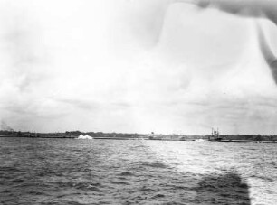 Hafen von Colombo : Brandungswelle im Hafen von Colombo, verursacht durch den Monsun.