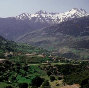 Achaia. Der Erýmanthos, 2.224 m, über der Schlucht des Pyrros-Baches