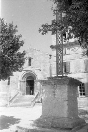 Frankreich. Les Baux-de-Provence. Château des Baux. Kirchplatz. Blick gegen Eingang der Kirche Saint-Vincent und Sockel mit Kreuz (Gußeisen?)