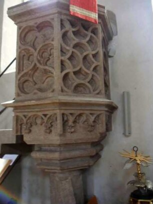 Langhaus Innen-Steinkanzel mit Ornamentierung in Hochrelief in Übersicht