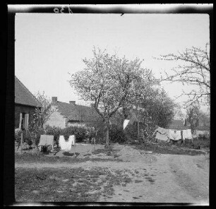 [Bailleul-Sir-Berthoult (Dep. Pas-de-Calais, Frankreich):] Garten mit Wäsche an Wäscheleinen