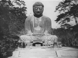Kamakura. Kōtoku-in-Tempel. Großer Buddha (Daibutsu, Darstellungen des Buddha Amitabha in sitzender Meditationshaltung) (1252 begonnen; Ōno-Gorōemon, Tanji-Hisatomo). Bronze; H. 11,4 m, Gewicht 93 t. Aufnahme mit einem Touristen der Hapag