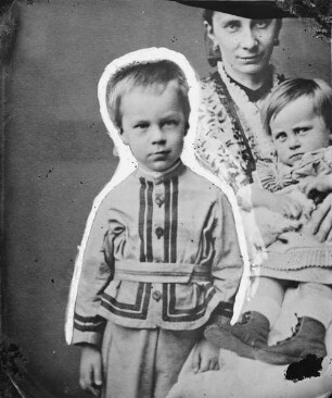 Frau mit zwei Kindern