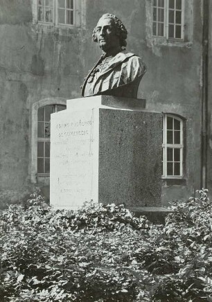 Büste von Adam Rudolph von Schönberg : Schloss Reichstädt, Büste von Adam Rudolph von Schönberg im Schlosshof