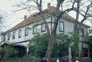 Pfarrhaus, davor Garten und Kinder