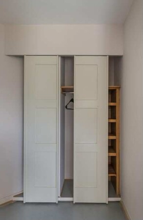 Wandschrank aus bauzeitlicher Zimmertür