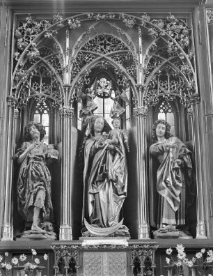 Maria auf der Mondsichel mit Johannes Baptist und Johannes Evangelista