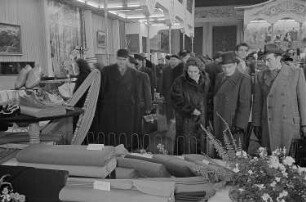 Messebesucher in der Ausstellungshalle Bulgariens vor einer Präsentation von Stoffen