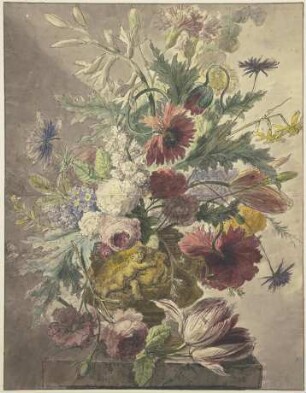 Blumenstrauß in einer Vase mit Basrelief, vorne liegt eine Rose und eine Tulpe