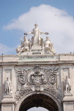 Lissabon, Triumphbogen, 1873 errichtet, die Ruhmesgöttin krönt Geist und Tapferkeit, am Praca do Comercio