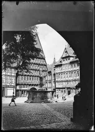 Hildesheim. Altstädter Markt mit Rolandbrunnen und Knochenhaueramtshaus (Zunfthaus der Fleischer)