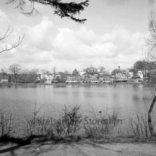 Neuhöfer Teich: im Vordergrund östlicher Promenadenweg: Blick auf Westufer, Bildmitte Rathaus