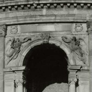 Dresden, Ausstellungsgebäude des Sächsischen Kunstvereins, Fassade, Zwickelfiguren