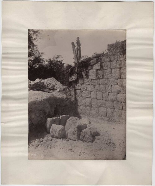 "Mound 6. Carré de pierre au-dessus de la tombe 3 après les fouilles".