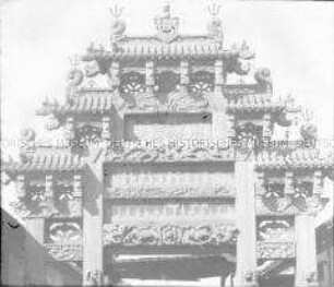 Glasdia von einem Paifang (Tor) in "Wei hsien"