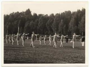 Gartenanlage Stadion Sachsenring, Bad Elster: Sportfeld mit Vorführung gymnastischer Übung