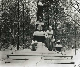 Leipzig, Grabmal von Franz Dominik Grassi : Leipzig. Johannisfriedhof. Stein, Werner. Grabdenkmal Franz Dominik Grassi. Mamor
