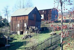 zwei Holzscheunen in den Gärten