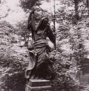Eliasfriedhof, Güntzplatz : Kretzschmar, J. Joachim (1677-1740). Grabmal einer Unbekannten (gestorben 1753?). Sandstein, dreiviertlebensgroß, um 1735. Dresden. Eliasfriedhof