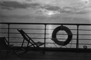 Auf Deck : Sonnenuntergang vom Deck des Schiffes aus.