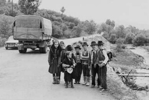 Rumänien. Maramures. Schulkinder auf einer Straße